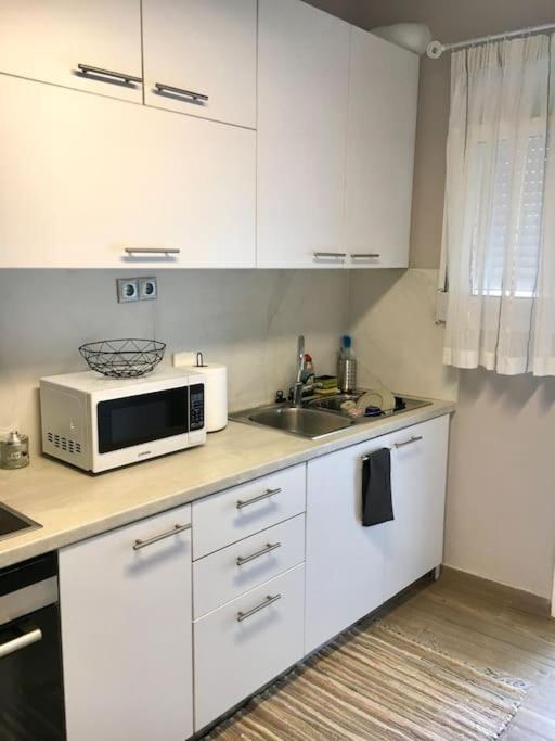 Beautiful Apartment Next To Metro Station Атина Екстериор снимка